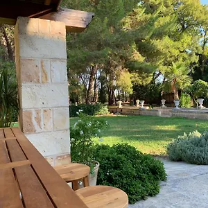 palazzo-de-carlo-e-il-parco-dei-7-pozzi.lecce-hotels.com/
